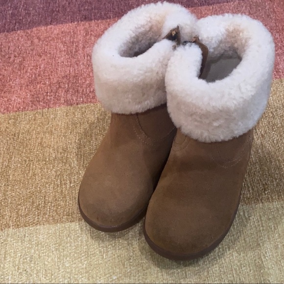 Ugg Boots for toddlers size 7 - Picture 2 of 3